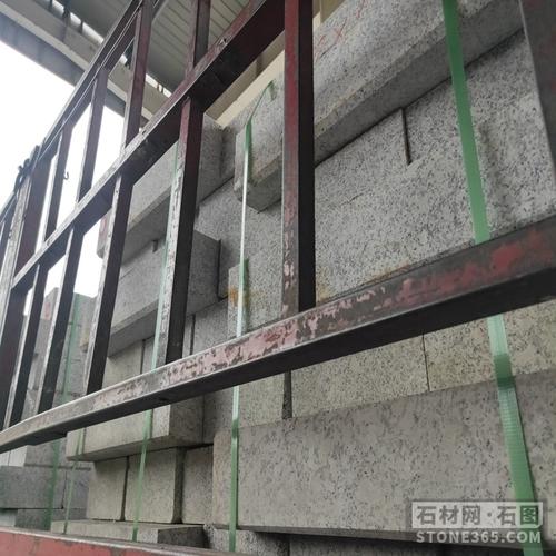 南阳恒都石业 河南梨花白路沿石与树围石发货盛况